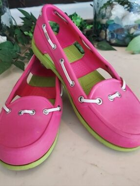 Crocs Women’s Pink and Lime Casual Slip-On Deck Shoes. Sz 6.